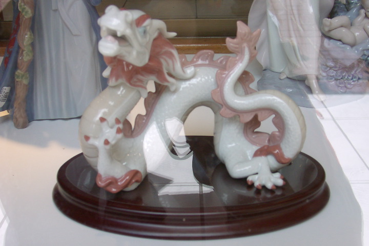 Dragon sculpture photo by Dan